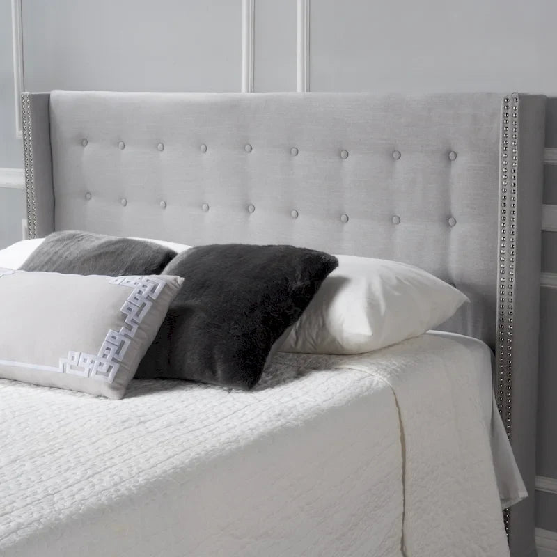 Tête de lit Kendrah capitonnée en tissu avec ailes, cloutée, réglable, format grand lit/très grand lit, par