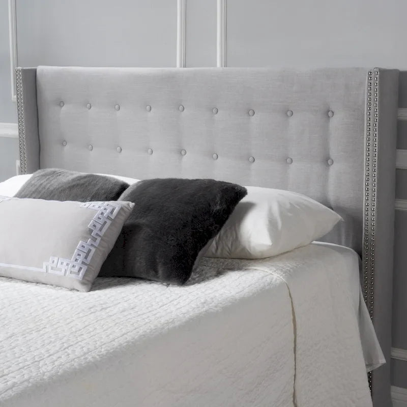 Tête de lit Kendrah capitonnée en tissu avec ailes, cloutée, réglable, format grand lit/très grand lit, par