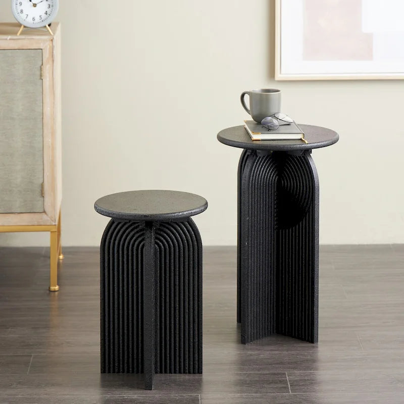 Tables d'appoint / bouts de canapé à piédestal arqué Art déco en bois sculpté de grès géométrique - Lot de 2 noires -